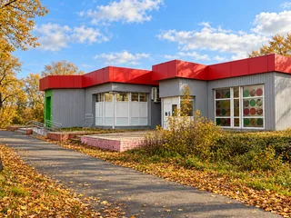 Здание среди осенней листвы