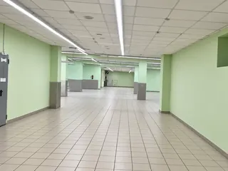 Пустой мятно-зелёный коридор
