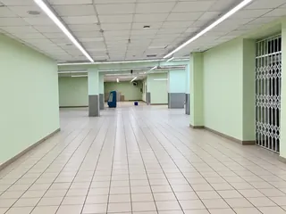 Коридор с металлической решёткой