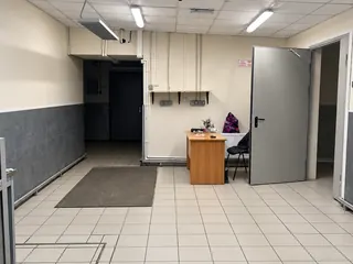 Коридор с открытой дверью